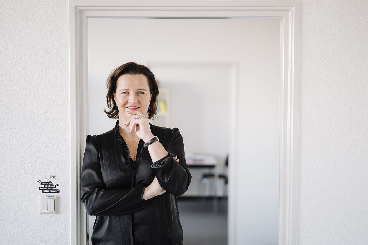 Porträt der Professorin in der Tür stehend